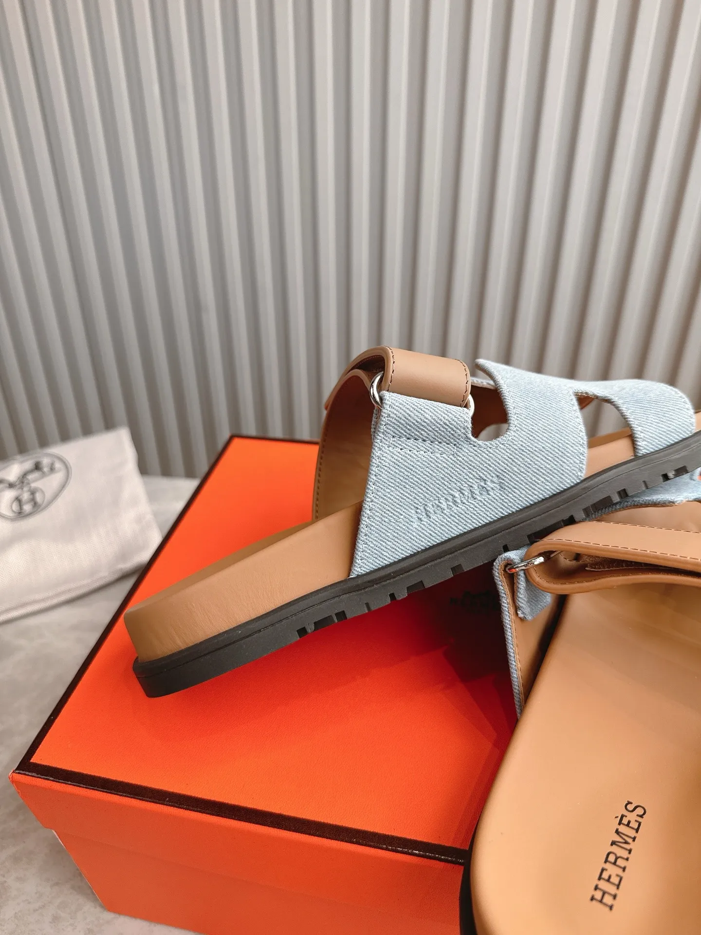 p480🐮🐮Couple model (top version) H family 2024 spring and summer new style HERMES Hermes' recently popular couple model pig nose angle sandals and slippers, paired with various colorful socks, popular. Upper: imported original deerskin (the genuine leather edging is not ordinary super migration). Lining: imported genuine leather. Outsole: Tpu non-slip and wear-resistant outsole. Size: Female 35-42 (40/42 non-returnable and non-exchangeable) Male size: 39-45 (45 non-refundable and non-exchangeable)
